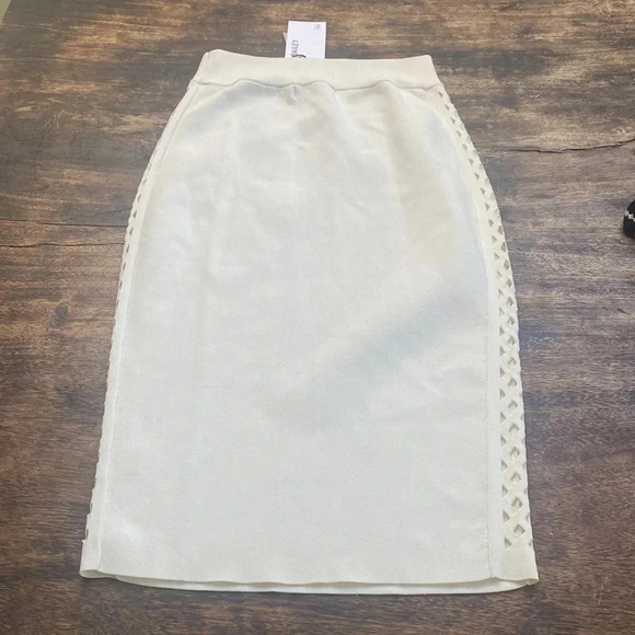 Bailey 44 stern sweater skirt in cream medium NWT - Picture 6 of 12